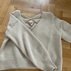 Beige stickad tröja  - Snygg beige stickad tröja som passar till allt