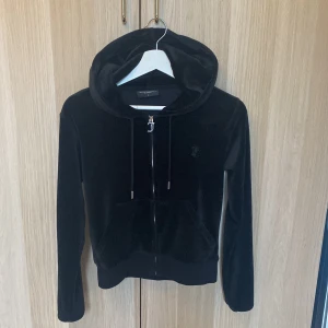 Juicy tröja - Säljer svart juicy tröja då den inte kommer till användning💕