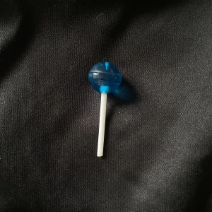 Berlock🤍 - Berlock i forma va en blå klubba, frakt tillkommer!🤍