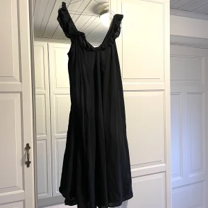 Klänning med volang - Superpopulär klänning från H&M med volang vid urringningen. Helt oanvänd! Endast swish som betalningsmedel. Jag står för frakten 📦 