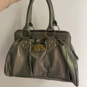 Handväska  - Söt handväska! Finns defekter, kan skicka bild, därav priset. Pris kan ändå diskuteras! 