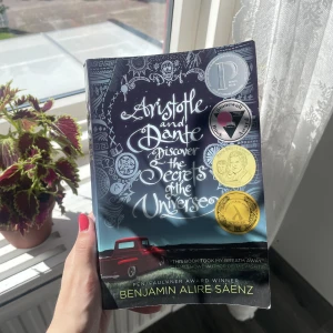 Bok - Säljer denna bok då jag läst den och inte använder den mer, väldigt bra och fin bok! Den är i använt skick då jag köpt den second hand. Köparen betalar för frakten och katt finns i hem 🏠 