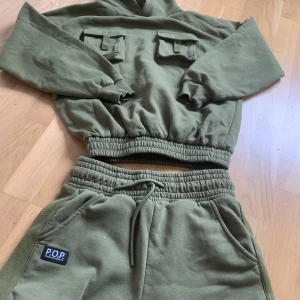 Mjukis set - Säljer detta mjukis set från hunkenmöller som jag köpte för ungefär 1,5h år sedan. Jätte skönt material med massor av fickor i militär grön färg. Hoodien är croppad. Köparen står för frakt! 