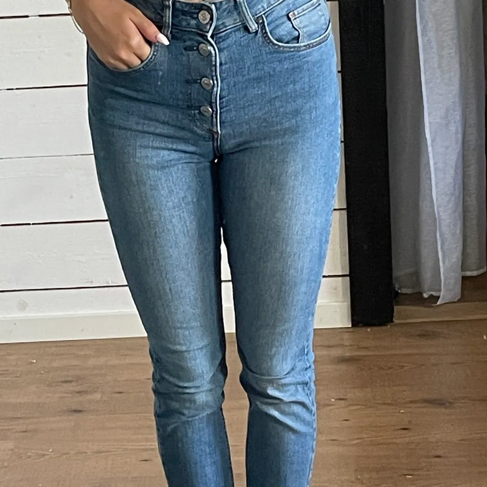 Sköna jeans med knappar istället för dragkedja Använt skick men inget fel på dem. Jeans & Byxor.
