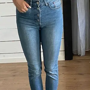 Sköna jeans med knappar istället för dragkedja Använt skick men inget fel på dem