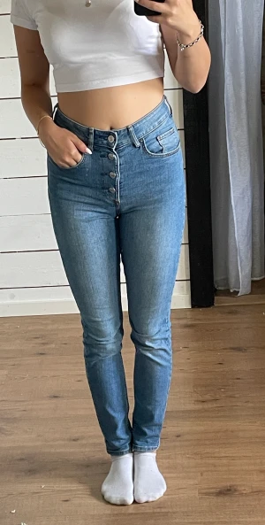 Jeans  - Sköna jeans med knappar istället för dragkedja Använt skick men inget fel på dem