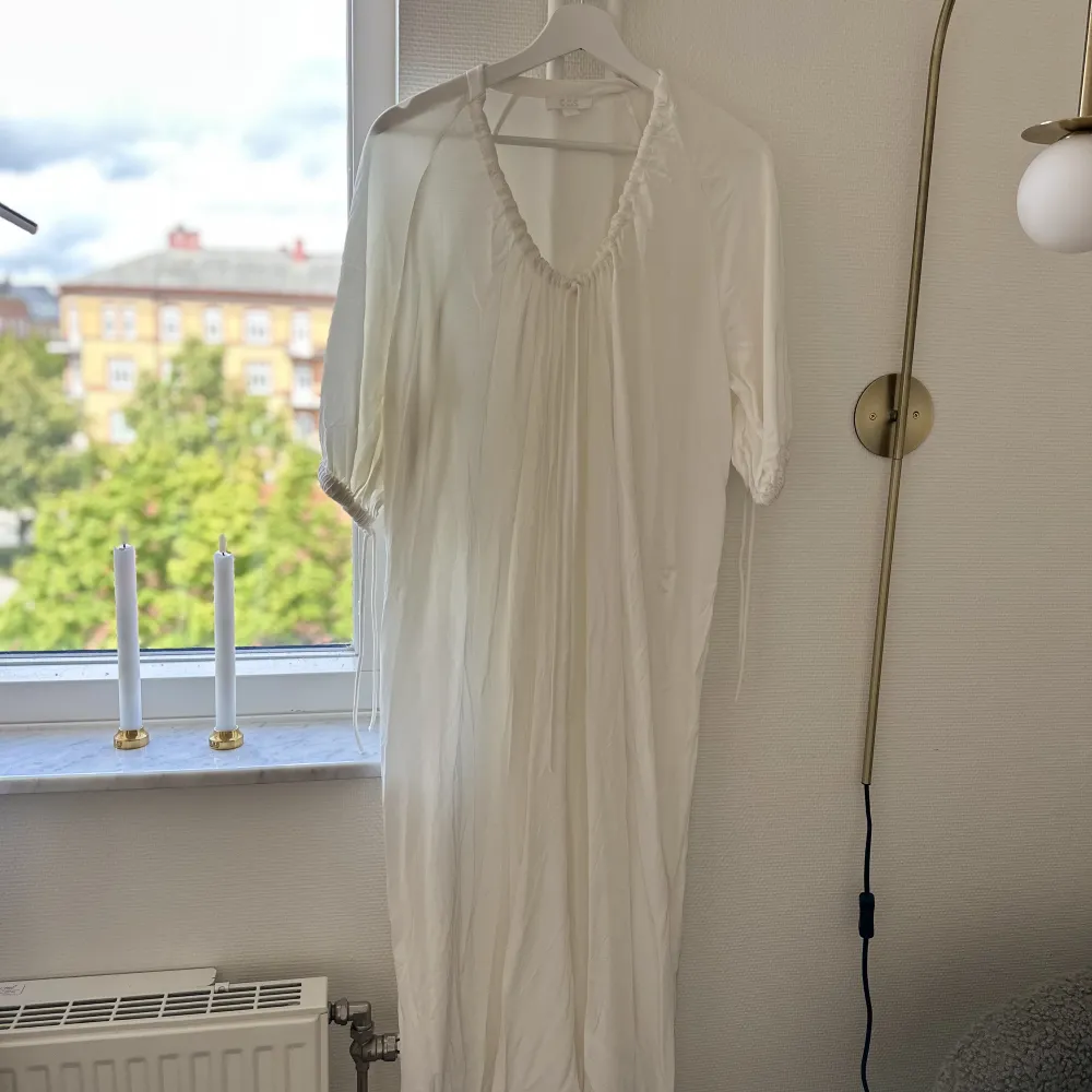Säljer min studentklänning från cos! Använd en gång, superfin satinliknande vit klänning!  Säljer för 400kr. Klänningar.