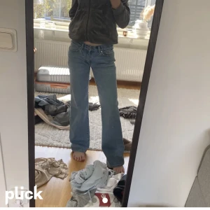 Abrand jeans - Jag köpte dess snygga jeans från plick men tycker inte om hur de sitter för jag har lite större rumpa (bilderna är från annonsen som jag köpte från). De är i nyskick💕Orginal pris var 999kr