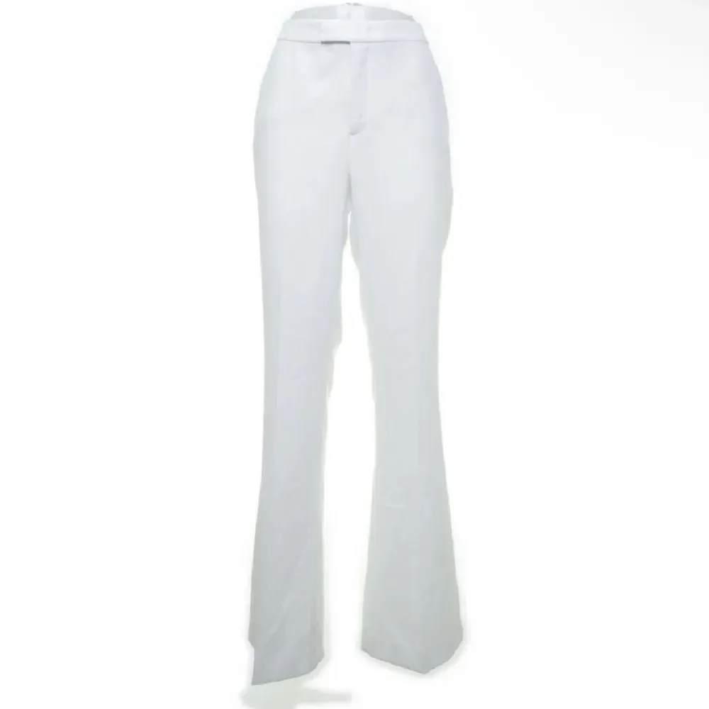 Superfina vita kostymbyxor från zara i storlek L men de är små i storleken. Säljer då de tyvärr var förstora för mig som brukar bära xs. Superfint skick!💕. Jeans & Byxor.
