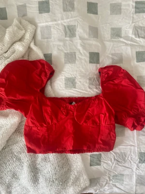 Röd topp - Söt röd topp i prassligt tyg, kort modell