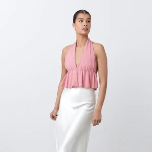 Rosa gullig topp - En super söt somrig halterneck topp från Gina tricot i storlek xs. Jättefin att ha på fest eller bara till vardags. Toppen är i nyskick och aldrig använd💗(köparen står för frakten)