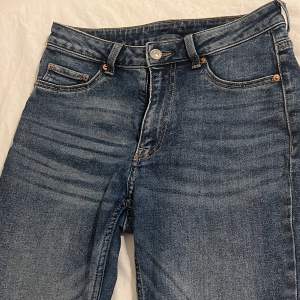Jag säljer nu ett par super snygga jeans från H&M! Man kan ha dem både low och High waist(lite beroende på hur lång man är) Jag är ca 168 och dem är lite långa på mig💞 storleks lappen är borta, men dem är i storlek 38💗