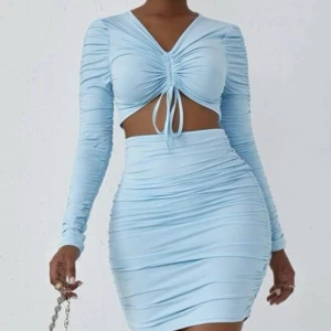 Klänning  - Baby blått sett med slits i mitten av tröjan som går att justera. Använt endast 1 gång på en fest, inga defekter och är som ny.  Jätte stretchigt material så passar både en S och en M