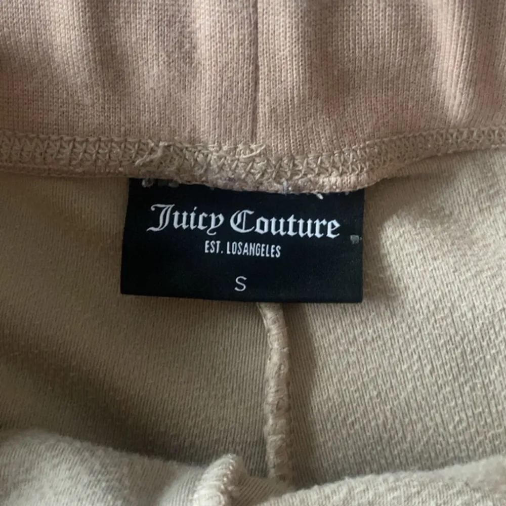 juicy couture byxor i färgen beige storlek S, pris kan diskuteras då jag vill bli av med dom så fort som möjligt🤍. Jeans & Byxor.
