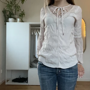 Snygg blus - Jättegullig blus som inte kommer till användning💞 TRYCK PÅ KÖP NU