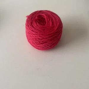 Hallonröd garn - Hallonrött garn. 50g