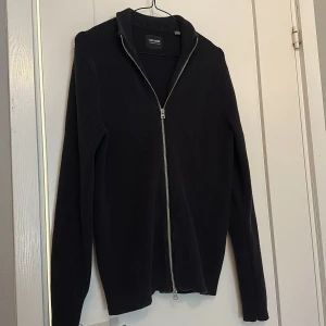 hel zip  - säljer nu min mörk blåa  hel zip från only & sons , strlk XS men passar S 