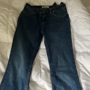 Zara jeans  - Ett par lågmidjade bootcut jeans från zara. Använda 1 gång. 💗