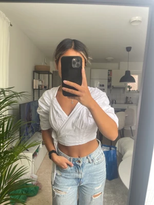 Vit topp - En vit topp som kan användas vardagligen eller vid finare tillställningar! Använt ett få tal gånger 