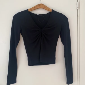 Svart tröja  - Helt ny svart tröja från Bikbok i storlek S. Tröjan har en nyckelhålsurringning. 