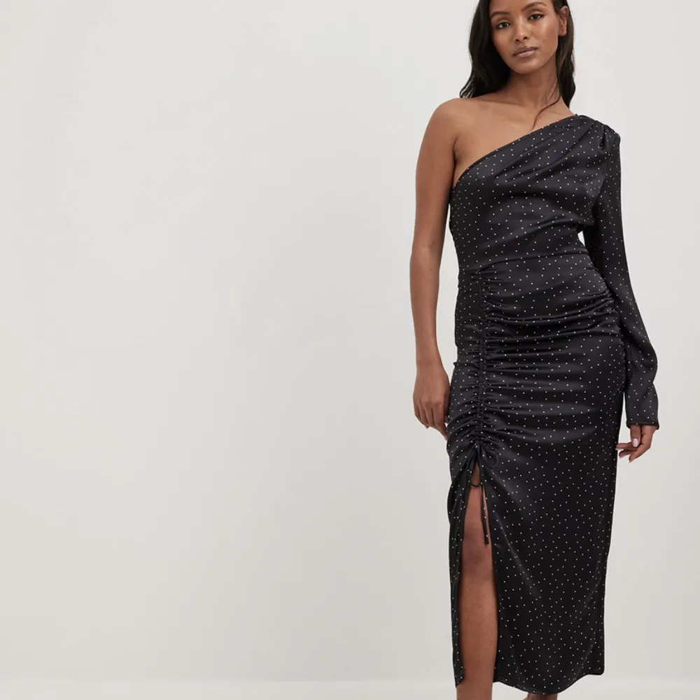 Säljer denna slutsålda klänningen ifrån Ida Carlssons kollektion från Na Kd 💞 Aldrig använd i storlek 32, ny pris 499kr. Klänningar.