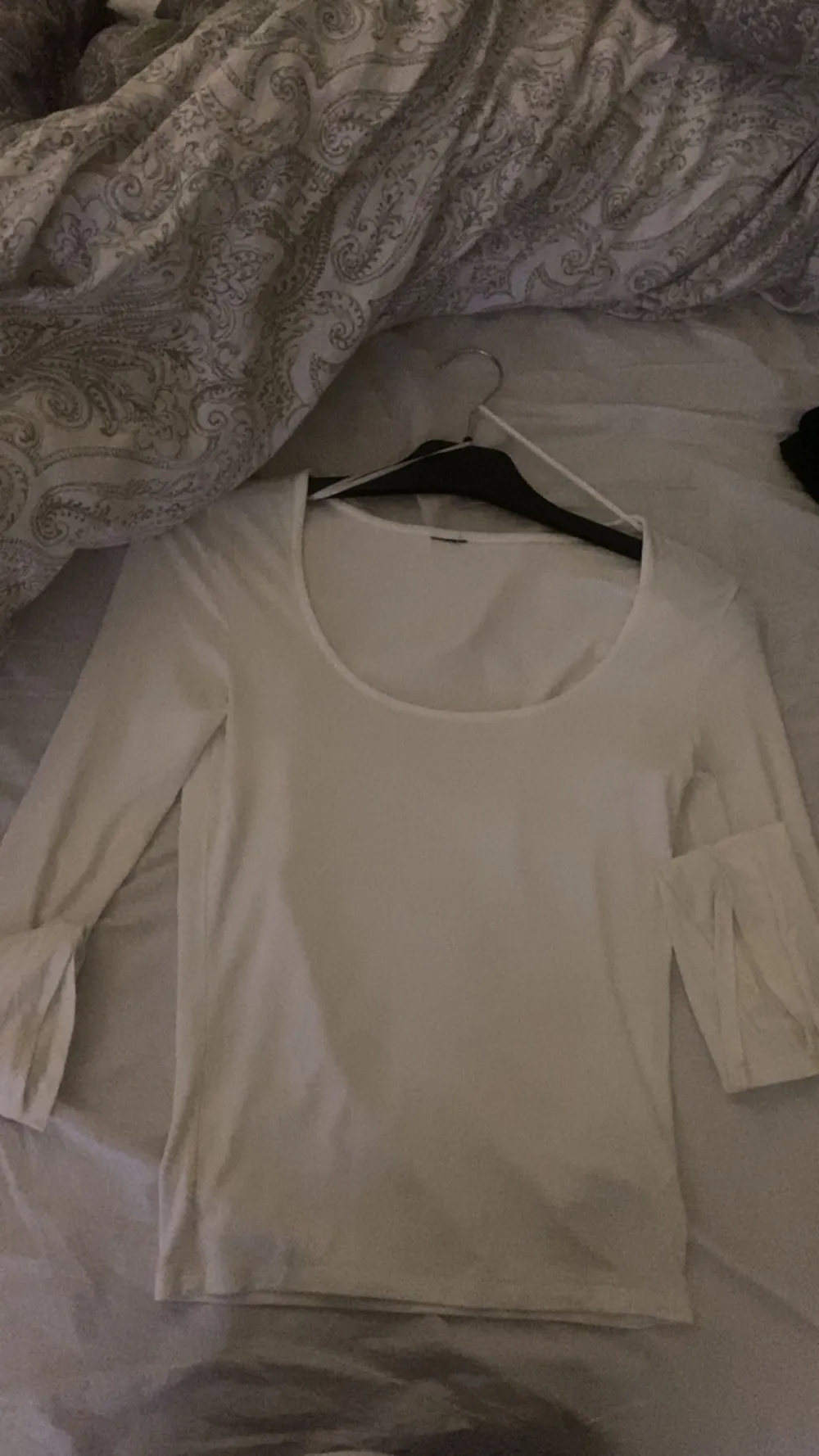 Säljer nu denna vita långärmade tröja i storlek s säljer den då jag vill ha en sån i xs! Inget fel på den ! Bra skick använd 2ggr skriv för fler bilder eller frågor pris kan diskuteras ❤️. Toppar.