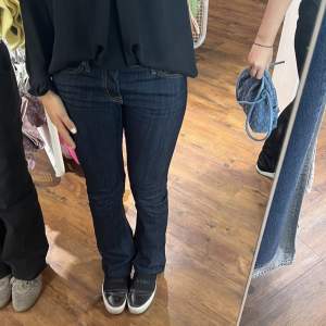 Mörkblå jeans från crocker (Tryck inte på köp knappen)