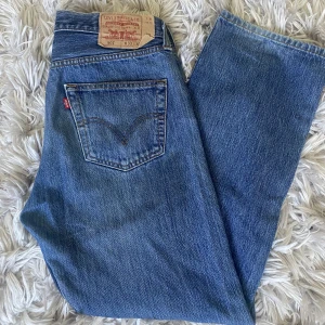 Levis jeans 501 - Levis jeans 501 i nyskick, storlek 33x30 men passar mig som vanligtvis har storlek 36/38. Dem är i en lös modell och lågmidjade på mig.