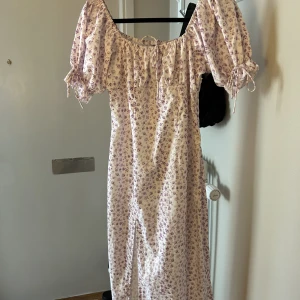 Klänning - Fin lite längre klänning i strl S. 