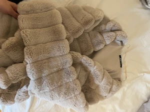 Fluffig kofta - Knappt använd. Har knäppen vid sidorna så det går att stänga den. Köparen står för frakten