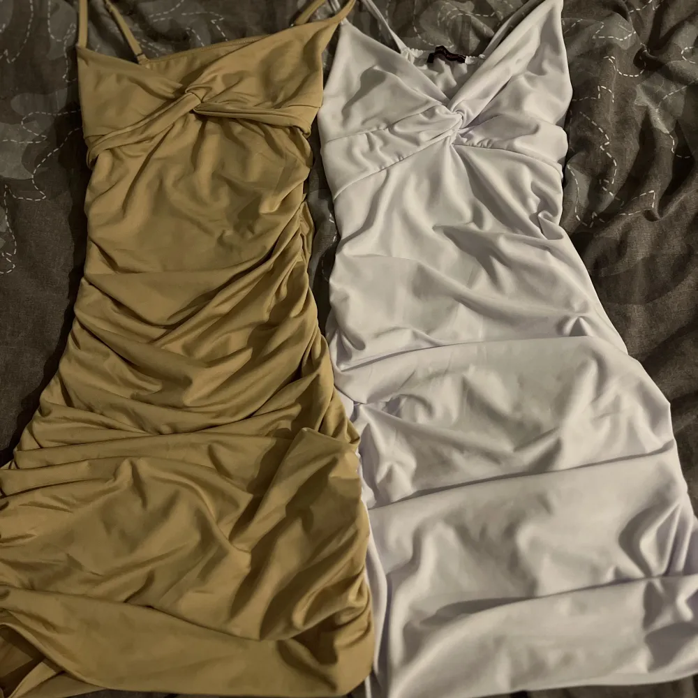 Säljer 2st klänningar ganska lika varandra. Vita står det att strl är L men passar S-L skulle jag säga (jag är S och passar super bra). Beiga strl S-m. Båda är väldigt stretchiga och fina. Är som nya. Köpes som ett paket. . Klänningar.