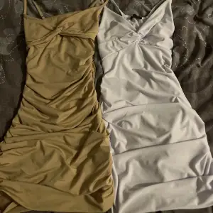Säljer 2st klänningar ganska lika varandra. Vita står det att strl är L men passar S-L skulle jag säga (jag är S och passar super bra). Beiga strl S-m. Båda är väldigt stretchiga och fina. Är som nya. Köpes som ett paket. 