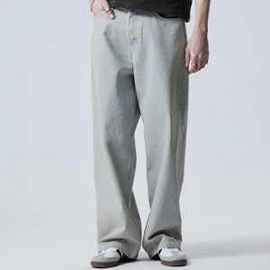 Astro Loose weekday jeans  - Helt nya byxor köpta för 600 kr för en månad sen aldrig använda 