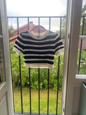 Hm tröja  - Säljer denna för den är för liten! Från hm 100 kr kostade den🫶🏼den är lite kort men bra längd! 