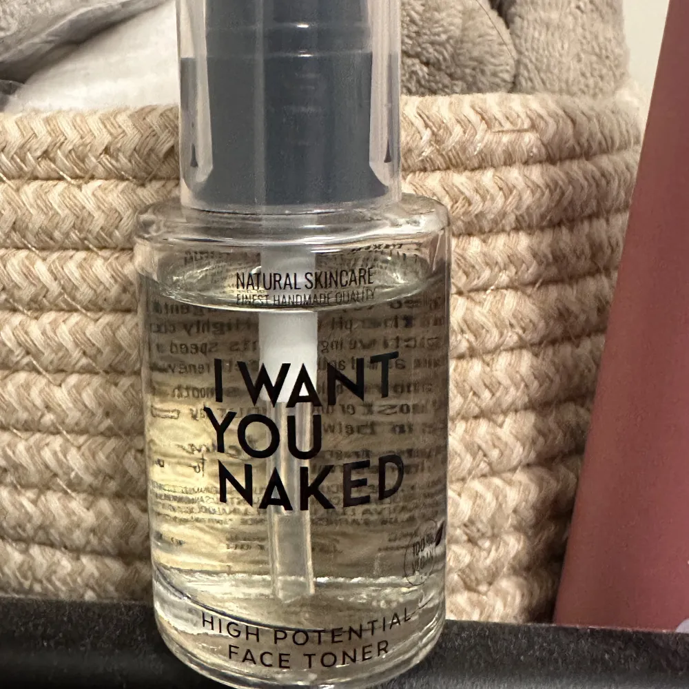 Face Toner från I Want You Naked Aldrig använt och oöppnad flaska.  Ordinarie pris 590kr säljer för 110kr  . Accessoarer.