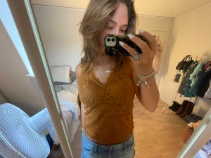 Spets topp - Fin spets topp med inbyggd bh 