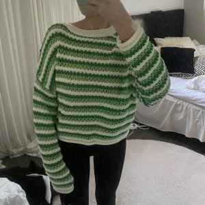 VIRKAD TRÖJA - Väldigt fin virkad grön, randig, tröja som är använd fåtal gånger. Vid frågor eller funderingar hör av er☺️