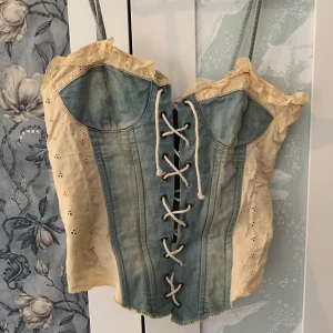 Jeans korsett - Korsett köpt på humana. 