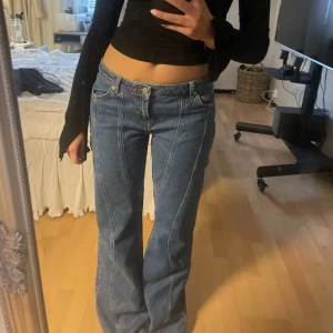 Lågmidjade jeans - Säljer mina lågmidjade jeans från NA-KD , slutsålda, helt oanvända💖är 1,67! 