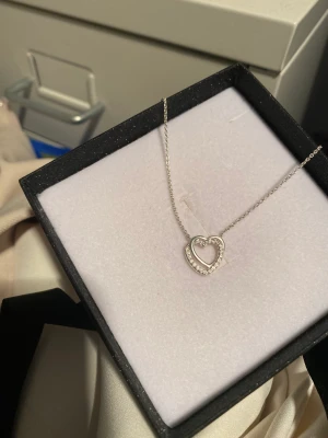 silverhalsband - Superfint halsband i äkta silver. 2 hjärtan som sitter ihop. Kedjan är ca 45 cm