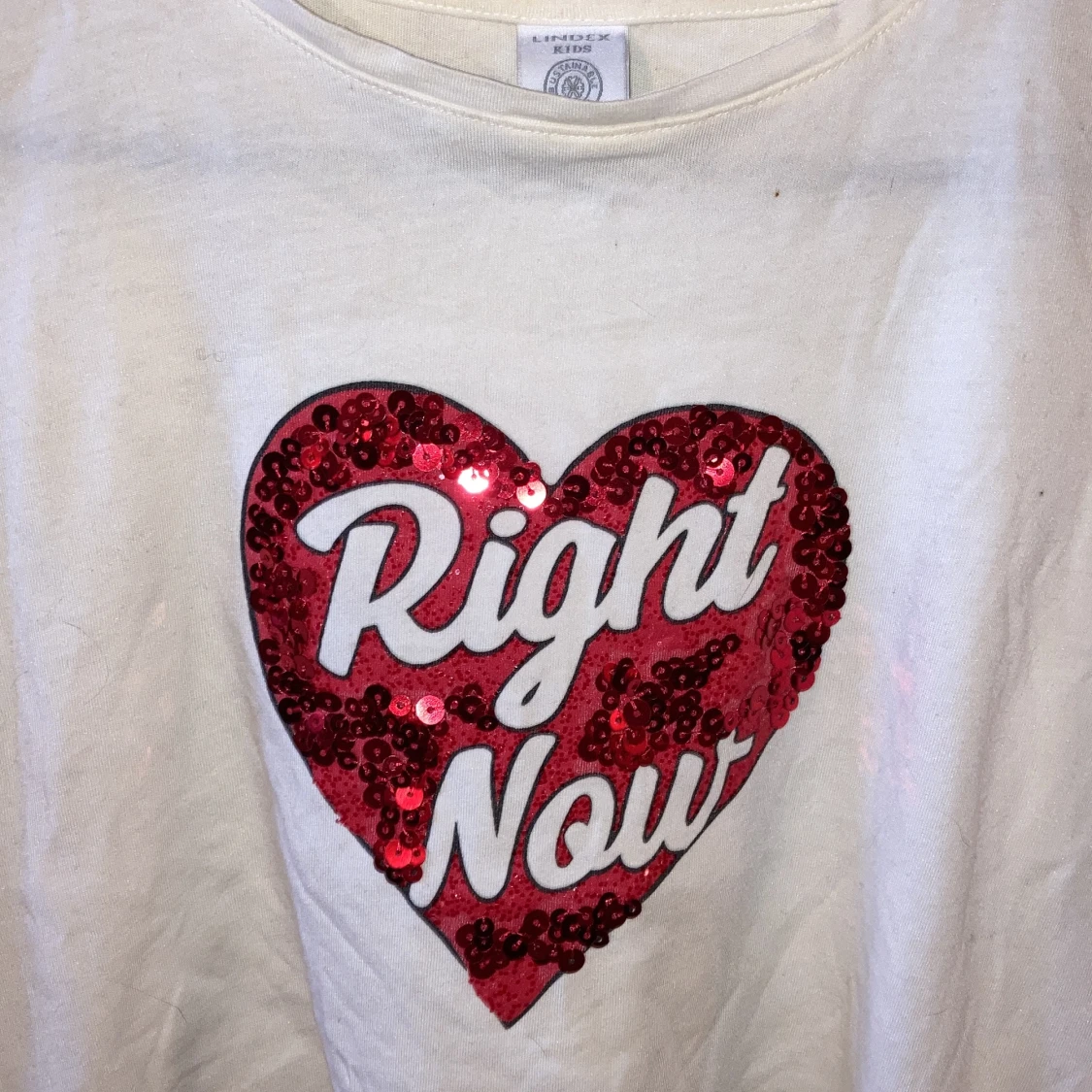 Vit t-shirt med rött hjärta ”right now” - 91