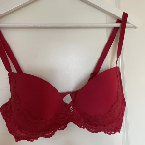 OANVÄND BH - Bh från Cubus som aldrig är använd, super snygg och bekväm med spets detaljer.