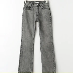 Utsvängda byxor  - Säljer dessa snygga utsvängda byxor från Gina. 