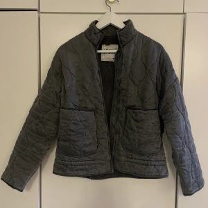 Zara jacka - Säljer denna jättefina gråa Zara jackan i storlek XS, men passar en S då den är oversized