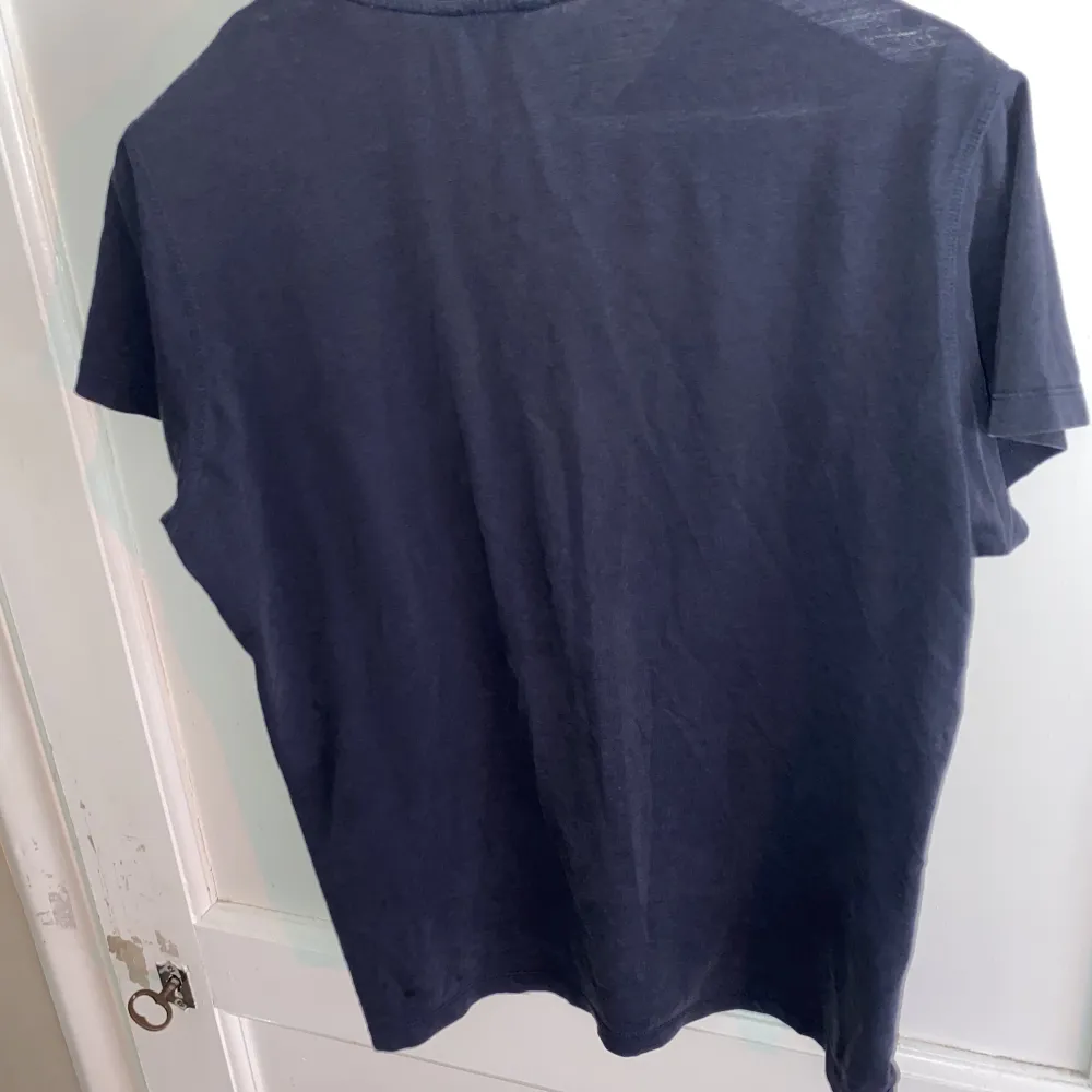 Navy blue T-shirt ifrån massimo dutti storlek S måttligt använd. T-shirts.