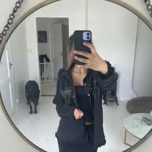 Jeansjacka med nitar fransar - Säljer denna jeansjacka med nitar och fransar då den inte kommer till andvändning, bara använd en gång, köptes på chelsea. Den är mindre i storleken  och passar både en M och en S🩵