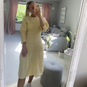 Fin ljusgul klämming - Fin ljusgul klänning, använd 1 gång! 