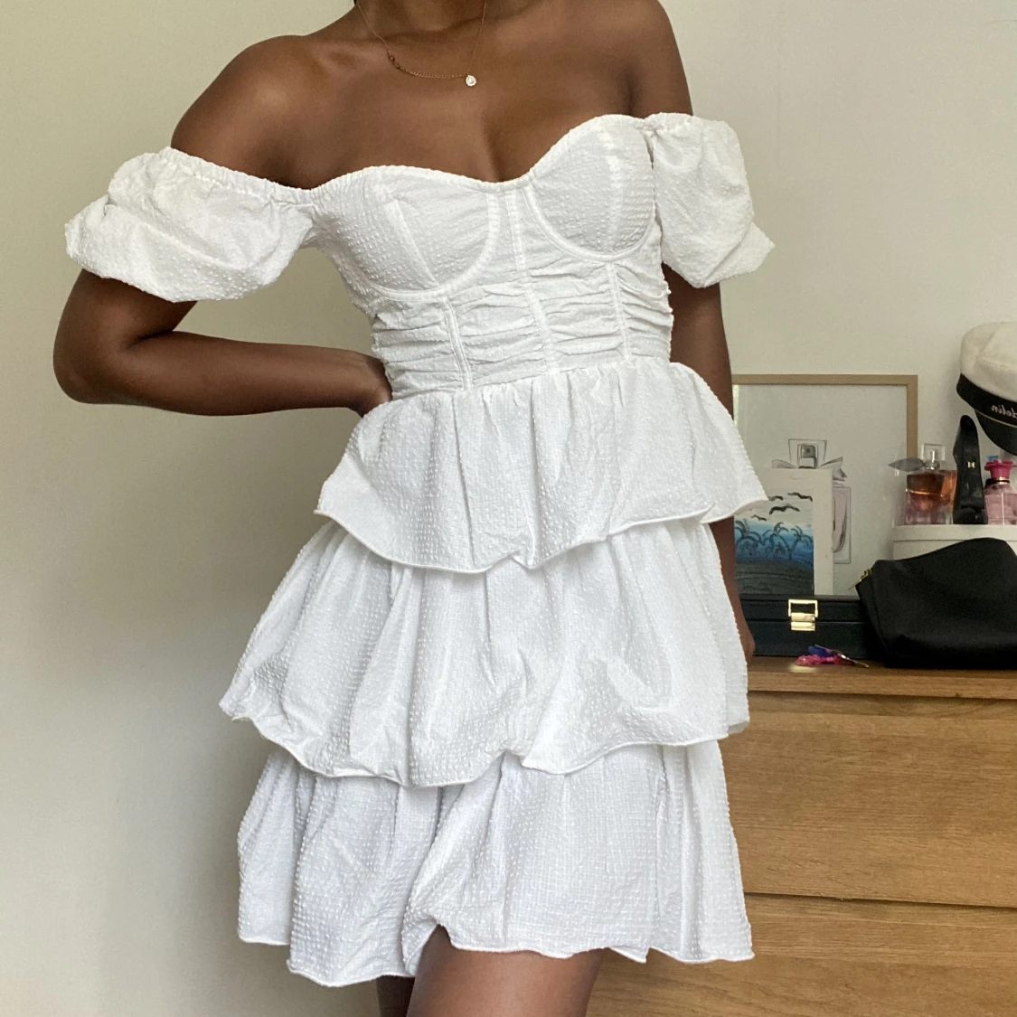 Vit volang klänning 