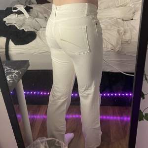 Säljer mina absolut favorit jeans för det har blivit för små för mig. Dom är från Lindex och är low waisted. Dom är egentligen i storlek 40 men skulle säga att dom är 36/xs kanske S också.