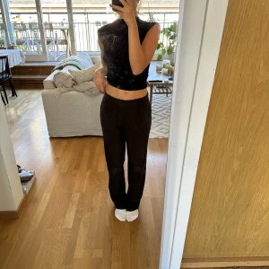 Kostymbyxor   - Mörkbruna kostymbyxor som är köpta second hand. Köpta i USA därav storleken som är nummer 6, motsvarar S. 